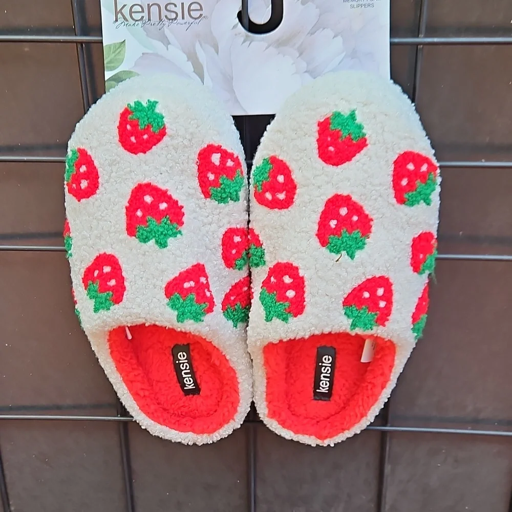NEW WITH TAGS Kensie Size 6/7 Ivory Red Strawberries Fuzzy Memory Foam Slippers - Picture 11 of 17